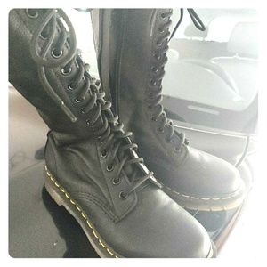 Dr. Martens 14 eye black zip up boots size 8